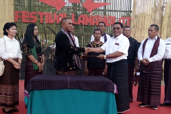  Bupati Flotim menyerahkan Perbup tentang pengurangan produk berbahan dasar plastik di Kabupaten Flotim