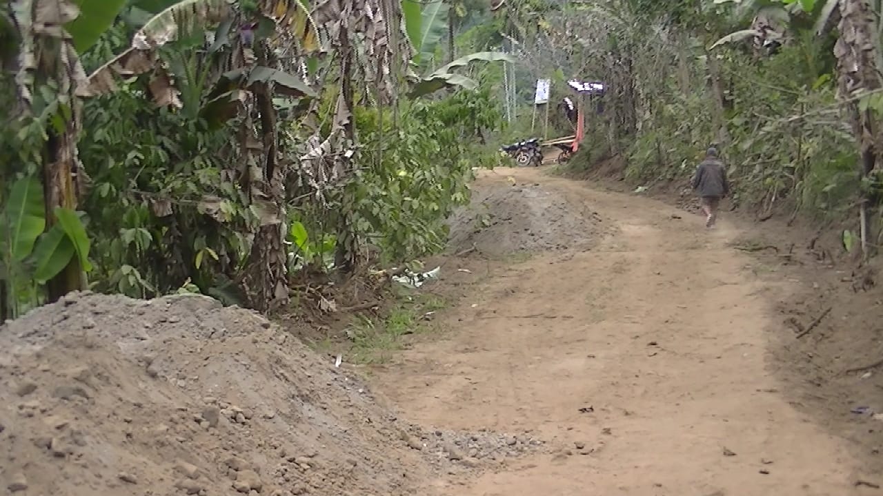 Pekerjaan jalan di Desa Woloede Nagekeo