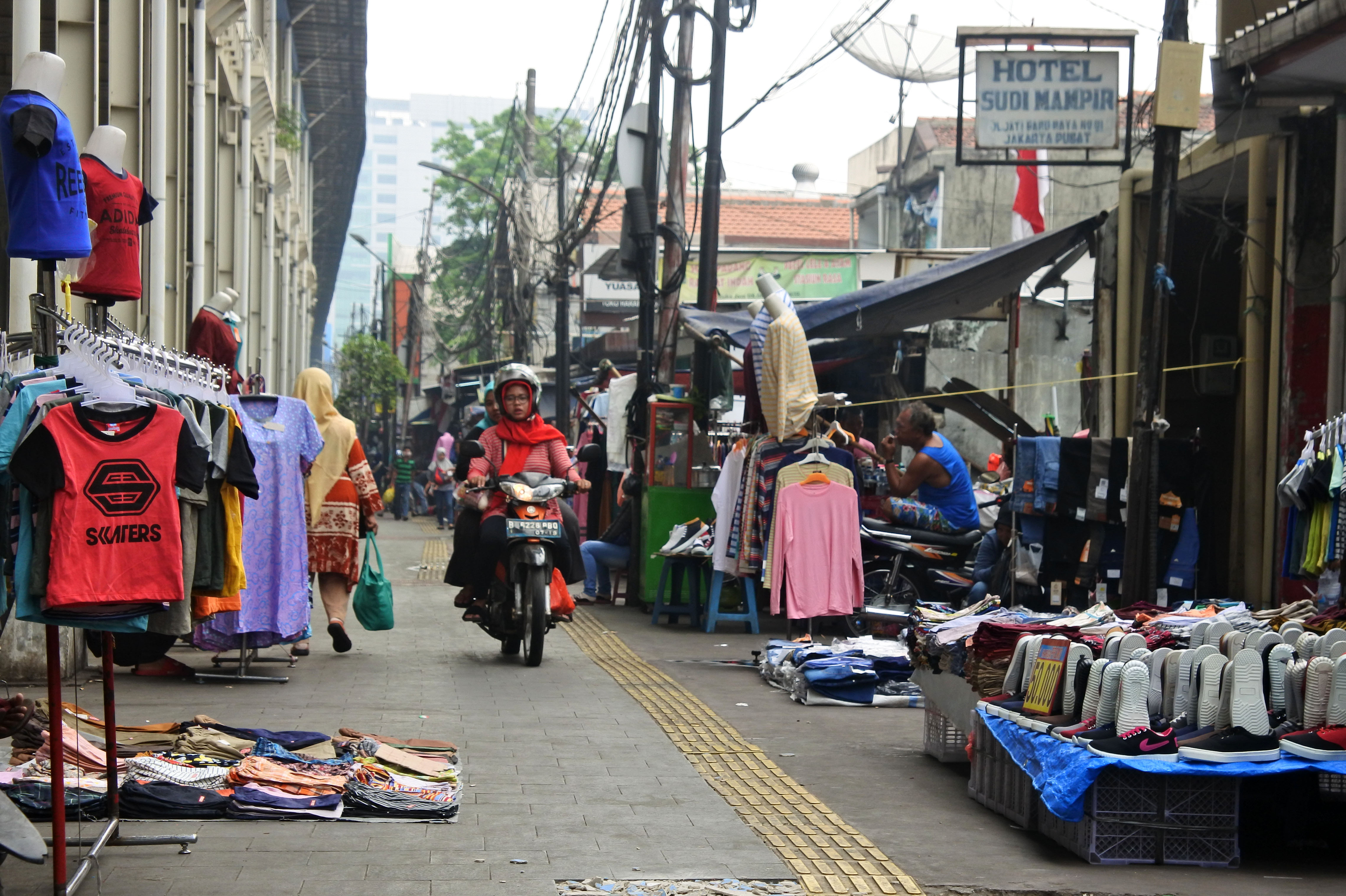 Pengendara melintas di pedestrian Jati Baru, Tanah Abang, Jakarta, yang dipadati pedagang, Kamis (5/9/2019).