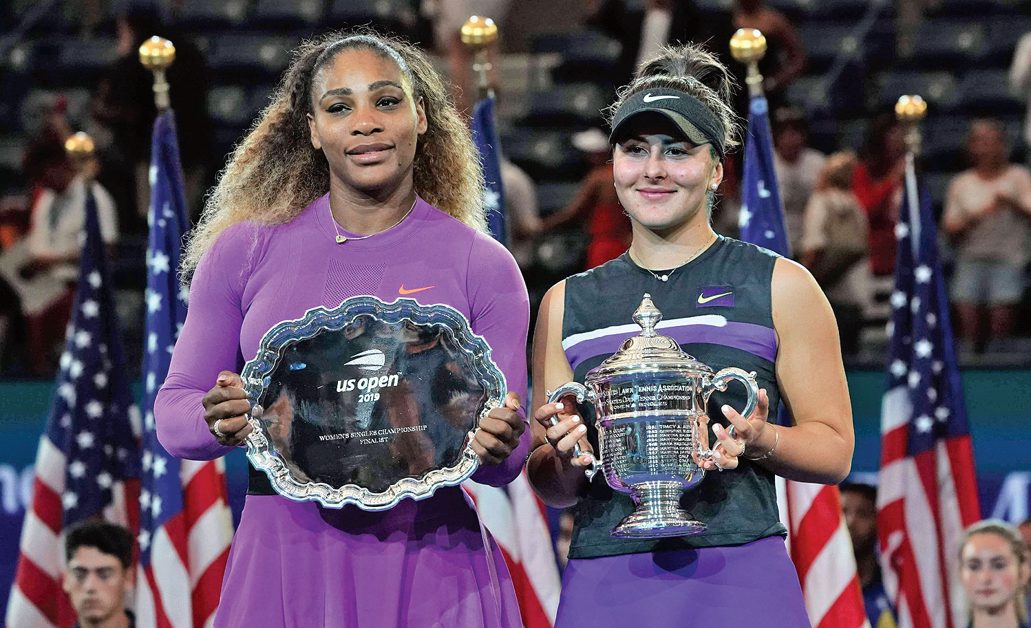 Petenis Kanada Bianca Andreescu (kanan) tersenyum saat berpose seusai mengalahkan Serena Williams (kiri) di fi nal tunggal putri  