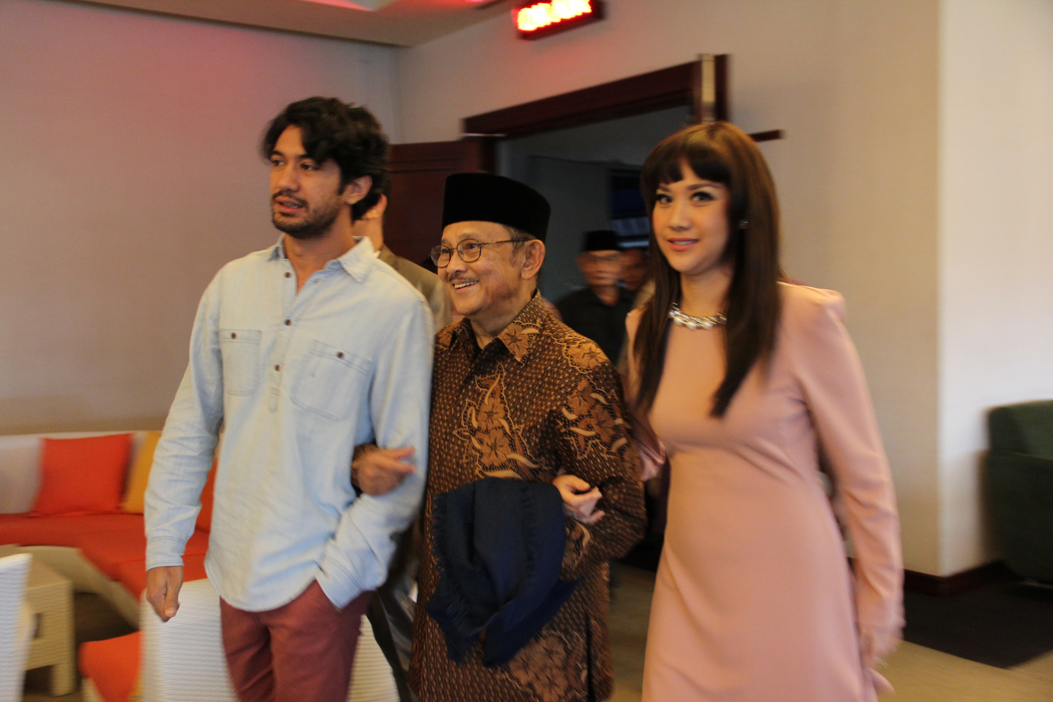 Presiden RI Ke-3 BJ Habibie saat berkunjung ke kantor Media Group pada 2015