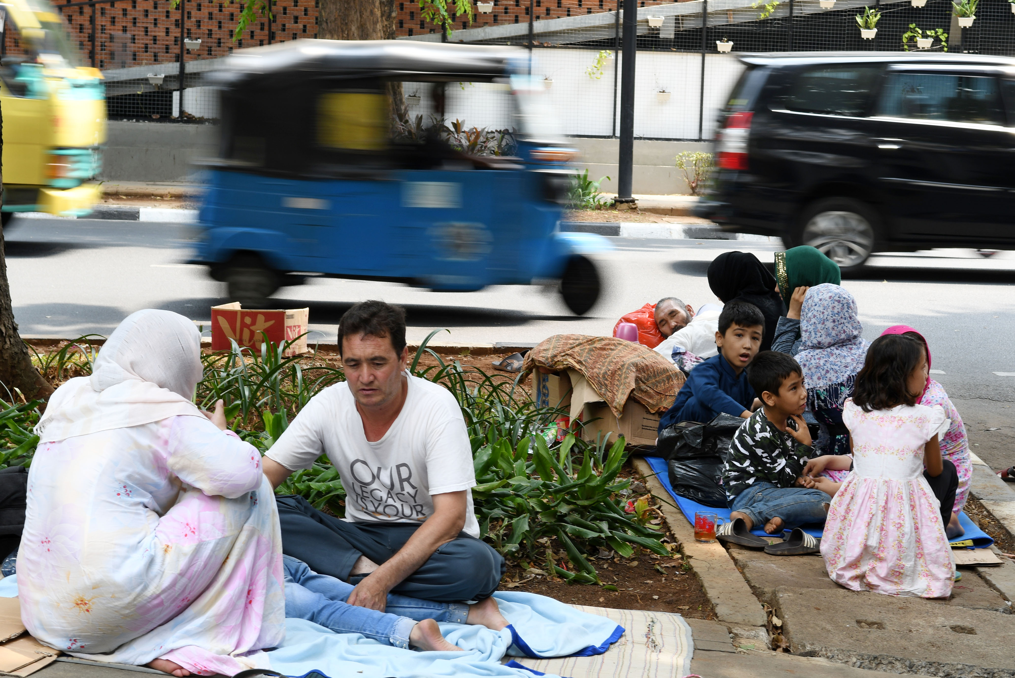  Sejumlah pencari suaka menempati trotoar di dekat kantor Komisioner Tinggi PBB untuk Pengungsi (UNHCR), Jalan Kebon Sirih, Jakarta Pusat.