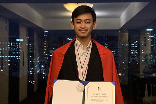 Siswa kelas 12 SMAN 6 Bandung, Yuba Darmawan, raih prestasi di Korsel.