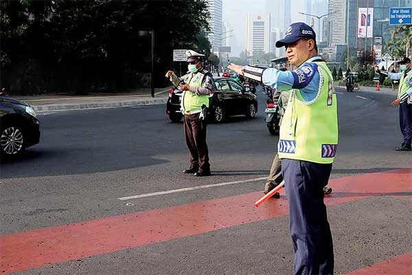 Direktur Utama Trans-Jakarta, Agung Wicaksono (kanan) menjadi petugas sterilisasi jalur busway di Jakarta, kemarin.