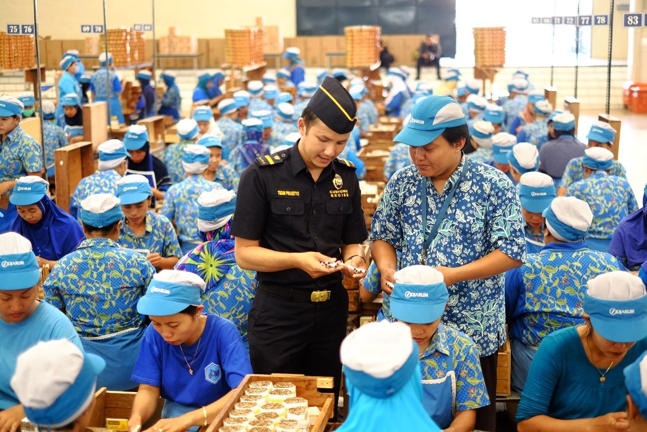 Operasi Gempur Rokok Ilegal BC Bali Nusra sita 1.201.828 batang rokok ilegal.