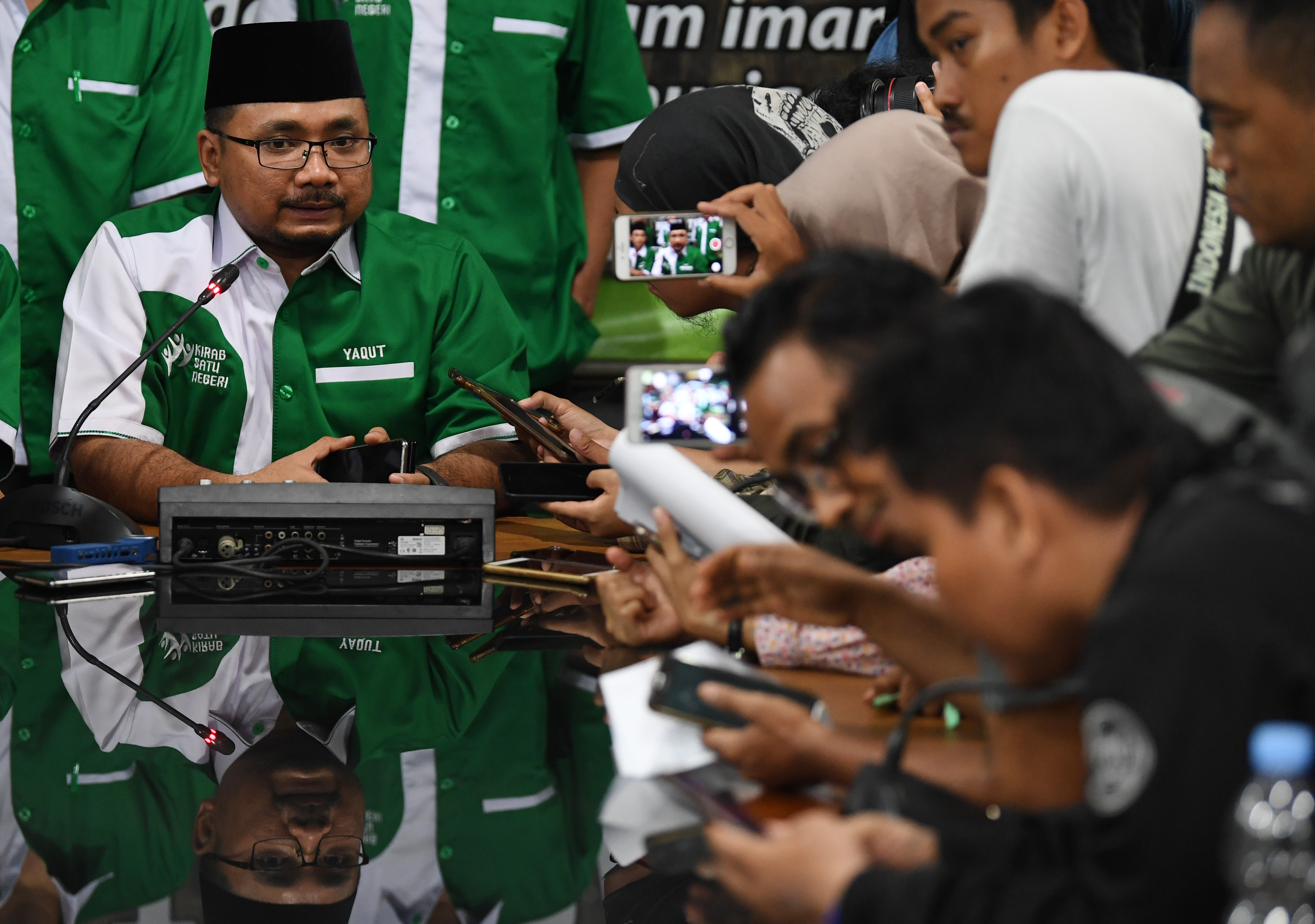 Ketua Umum PP GP Ansor Yaqut Cholil Qoumas memberikan keterangan kepada wartawan.