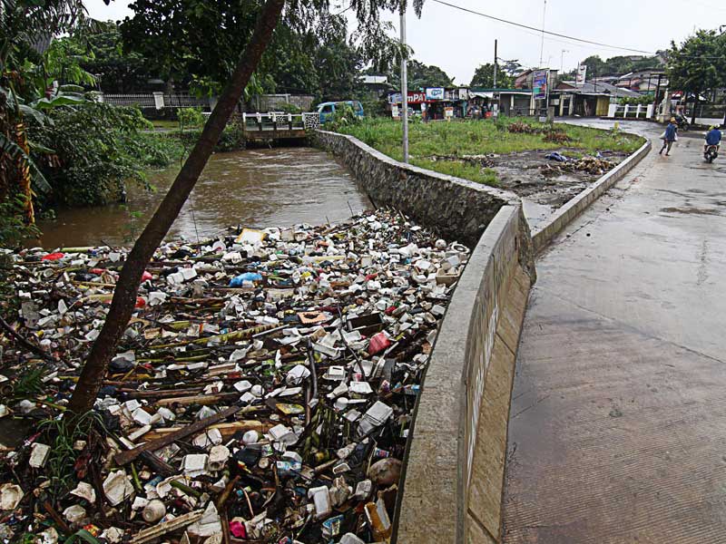 Tumpukan sampah terlihat di kali Krukut dibawah kolong Tol Cijago, Cimanggis, Depok.