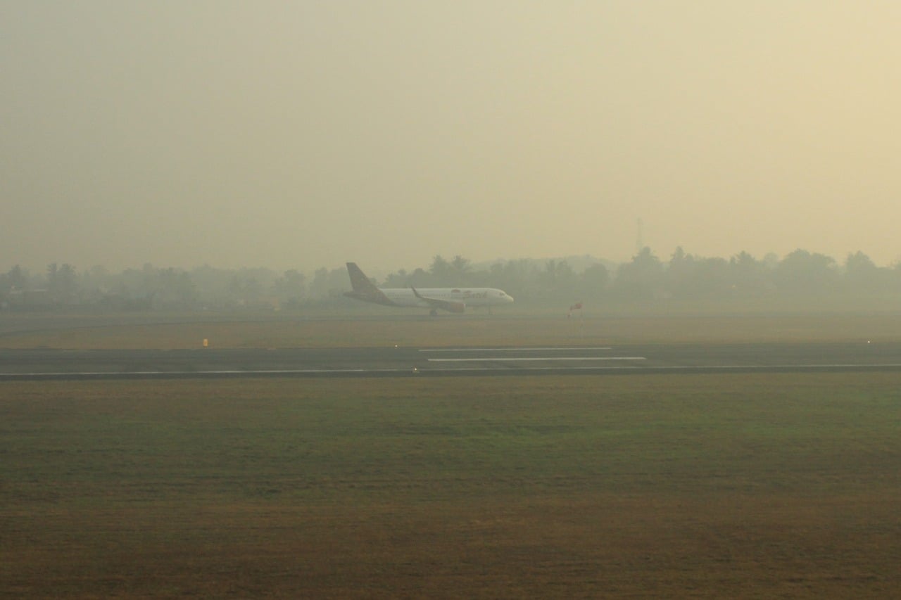 Kabut asap menyelimuti landasan pacu bandara Sulan Mahmud Badaruddin II, Sumatera Sleatan
