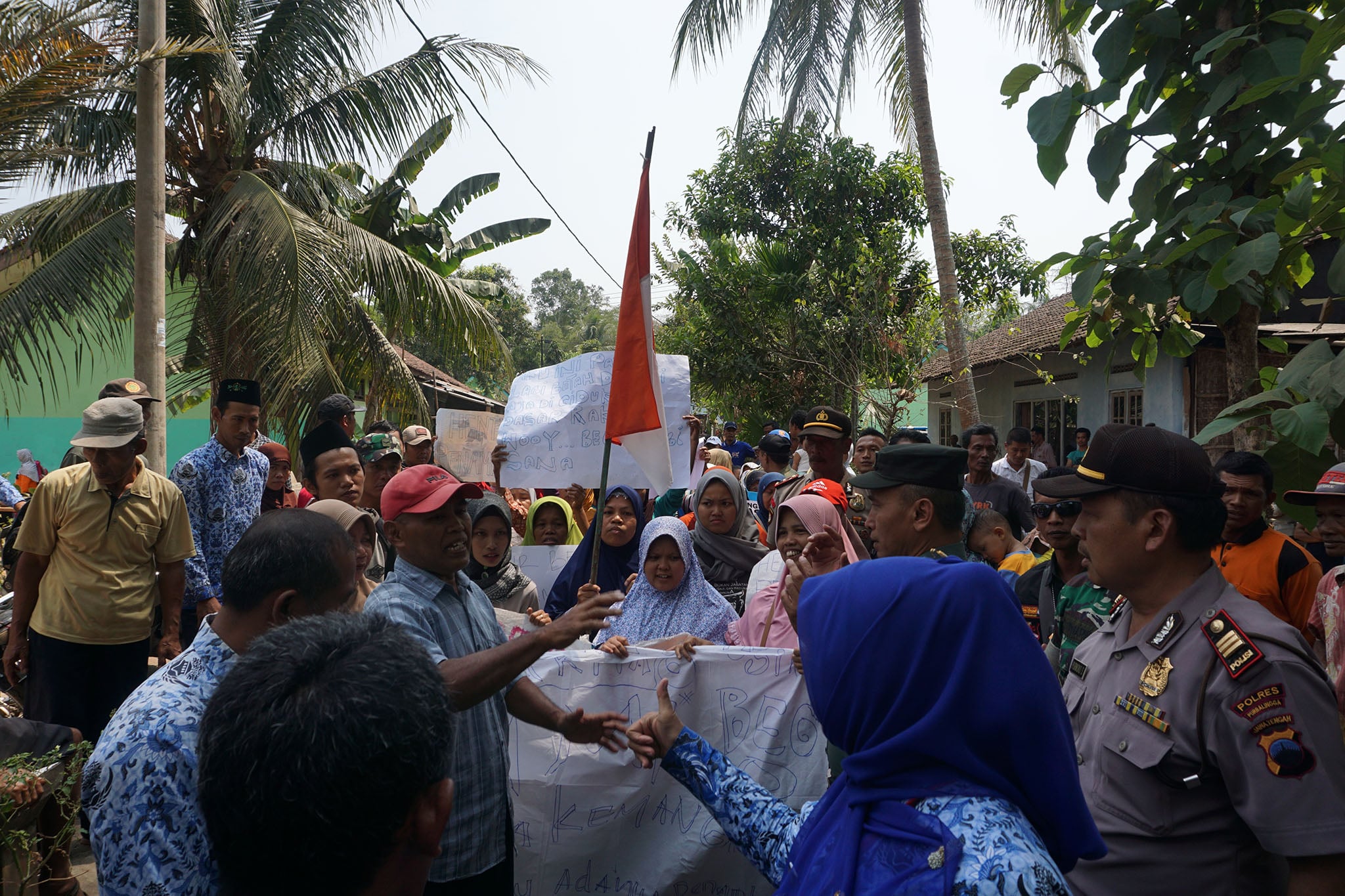 Sekitar 200 warga Desa Kemangkon, Kecamatan Kemangkon, Purbalingga, Jateng menggelar aksi penolakan tambang pasir di Sungai Serayu.