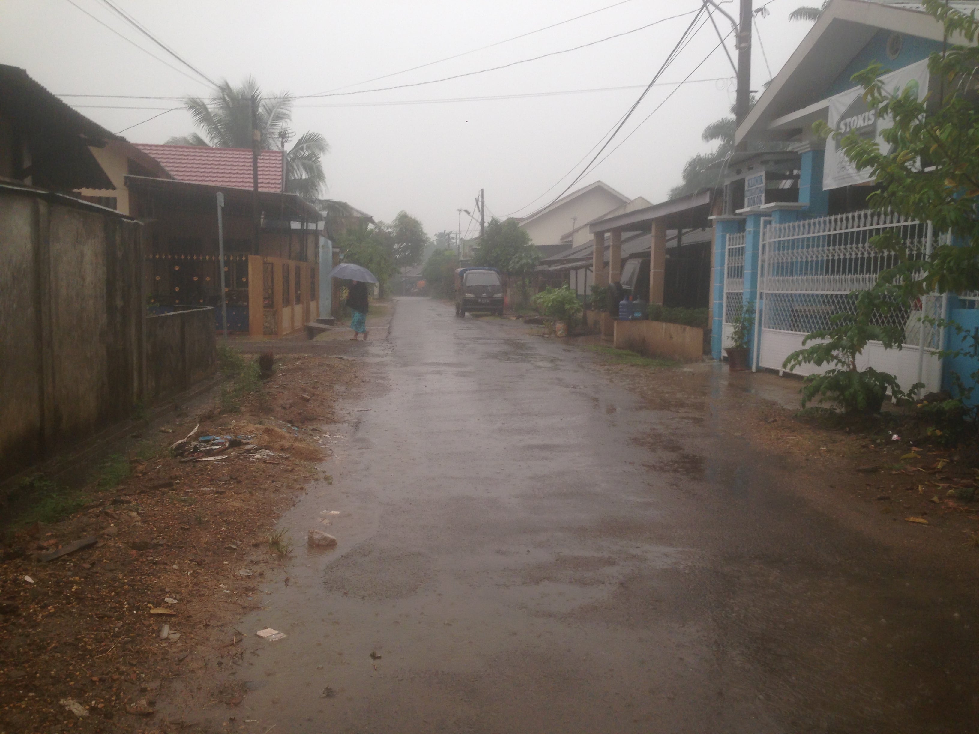 Hujan dengan intensitas sedang turun di Kota Jambi, Selasa (24/9). 