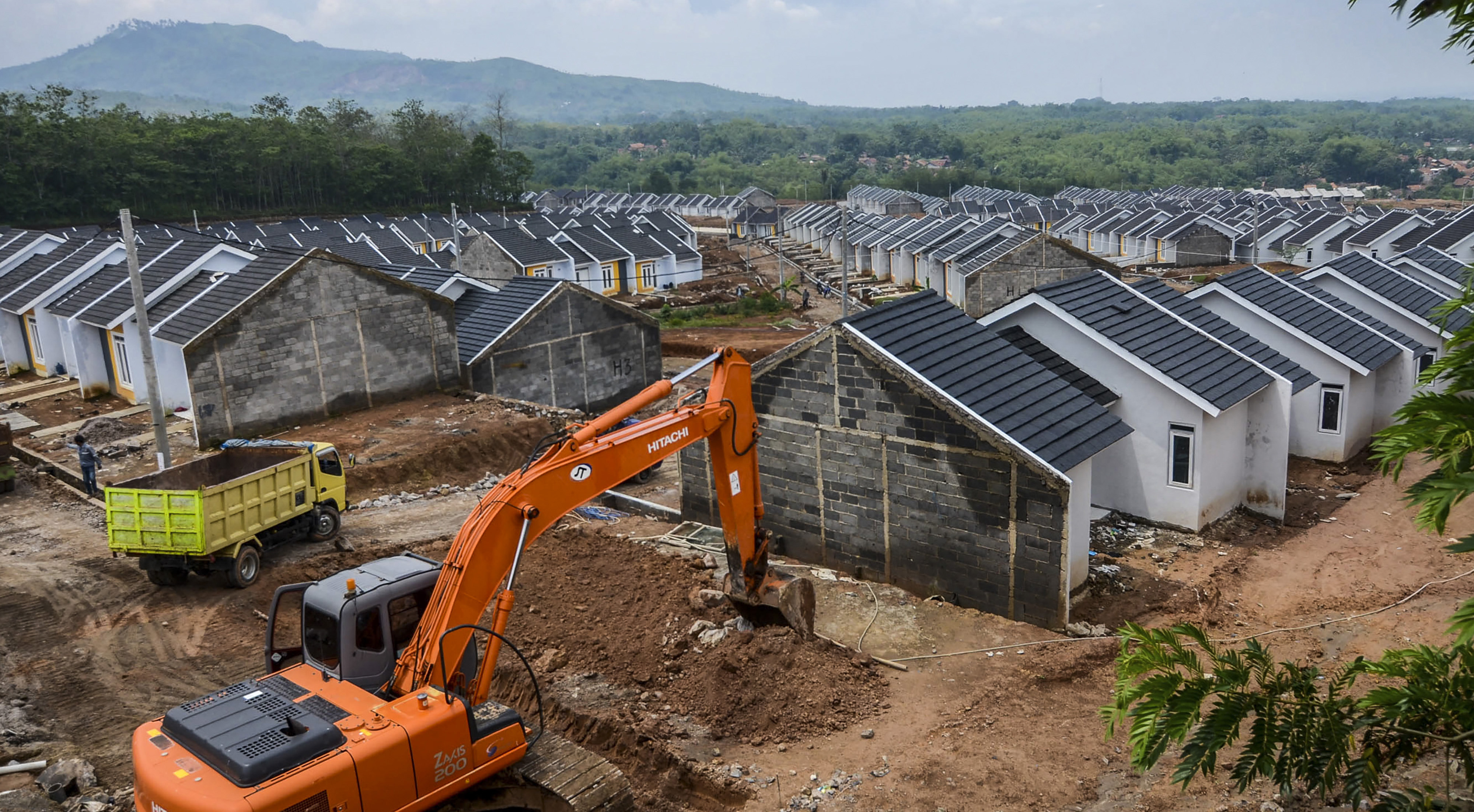 Suasana pembangunan di sebuah kawasan perumahan di Cicalengka, Kabupaten Bandung, Jawa Barat, Jumat (15/12).