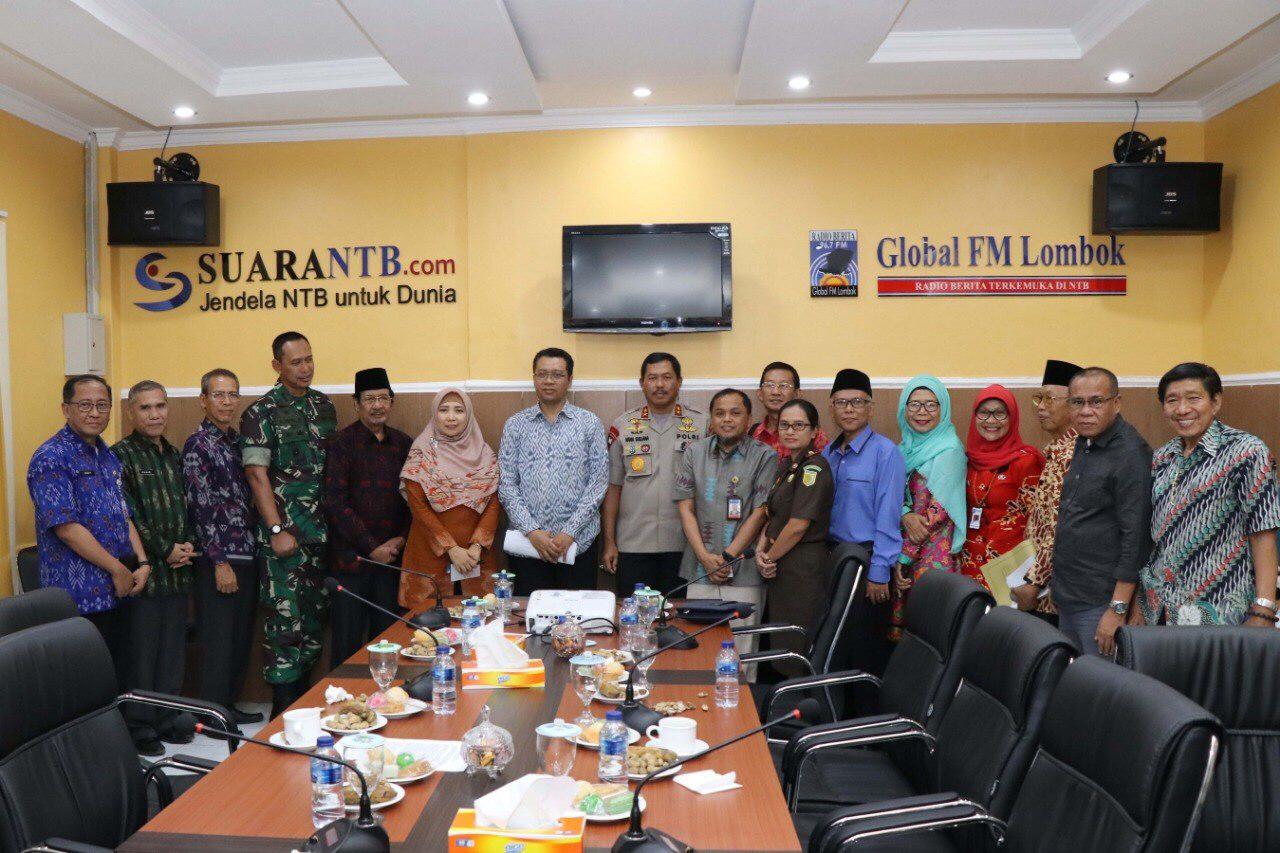  Gubernur dan Wakil Gubernur NTB, Zulkieflimansyah dan Sitti Rohmi Djalilah dengan tokoh masyarakat di Mataram, Jumat (20/9).