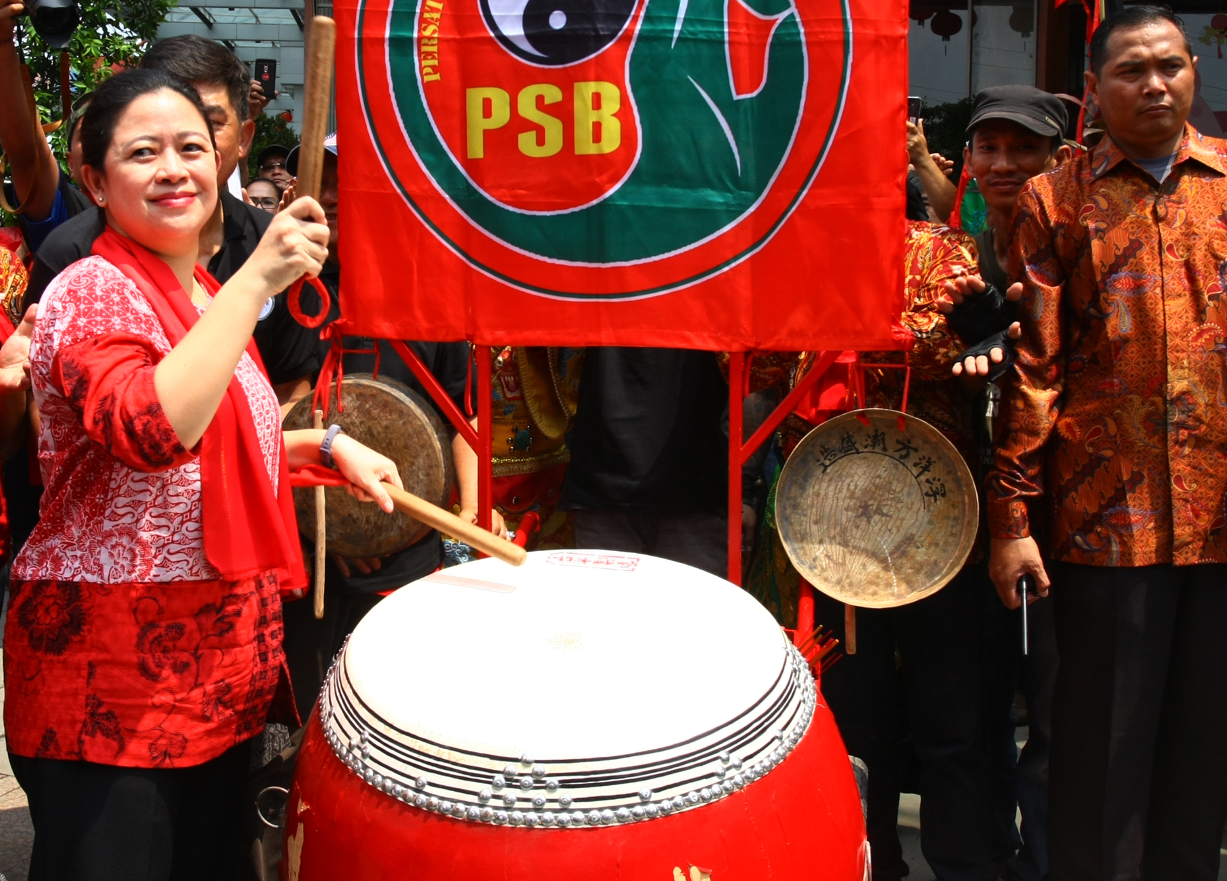 Menko PMK Puan Maharani secara simbolis membuka pelaksaan Festival Cap Go Meh Tambora ke-5 di Jakarta, Minggu (24/2)