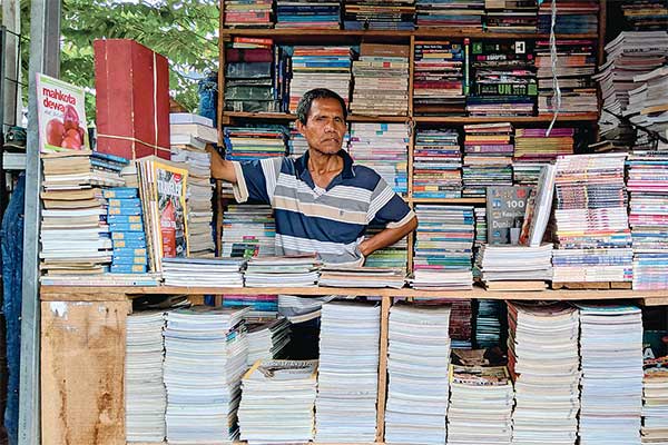 Penjual buku di Kios Buku Terminal Senen