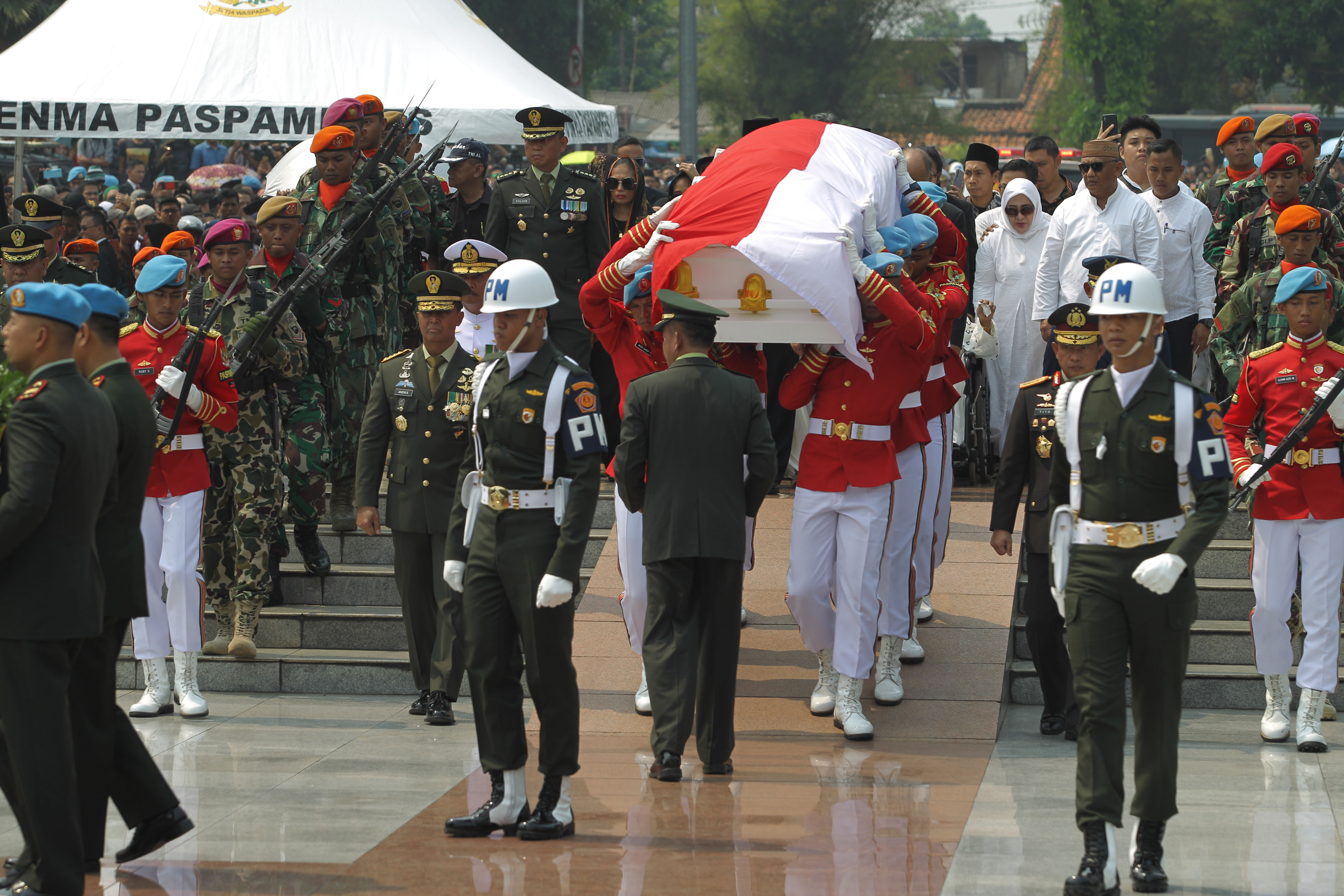Prosesi pemakaman Presiden ke-3 BJ Habibie di Taman Makam Pahlawan Kalibata, Jakarta, Kamis (12/9). 