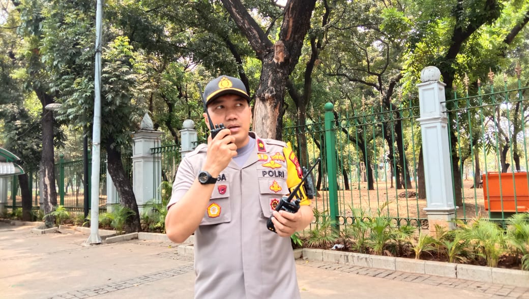 Kapolsek Gambir Kompol Wiraga di Jalan Medan Merdeka Utara, Senin (30/9).