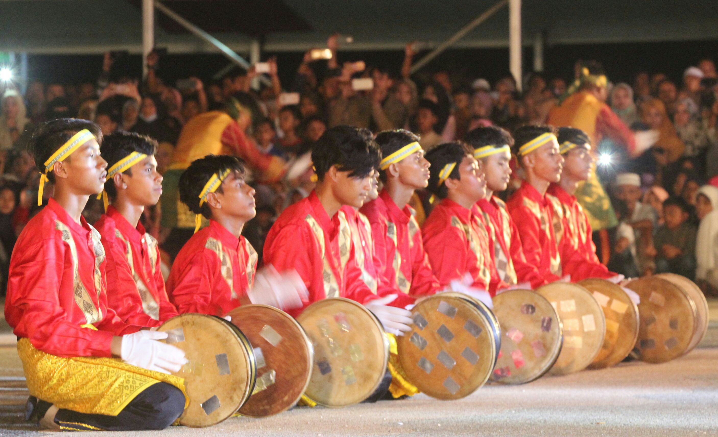 Sebanyak 20 siswa Sukma Bangsa Pidie sebagai pemukul alat musik rapa'i Aceh untuk mengiringi tari  Meusyuhu.  