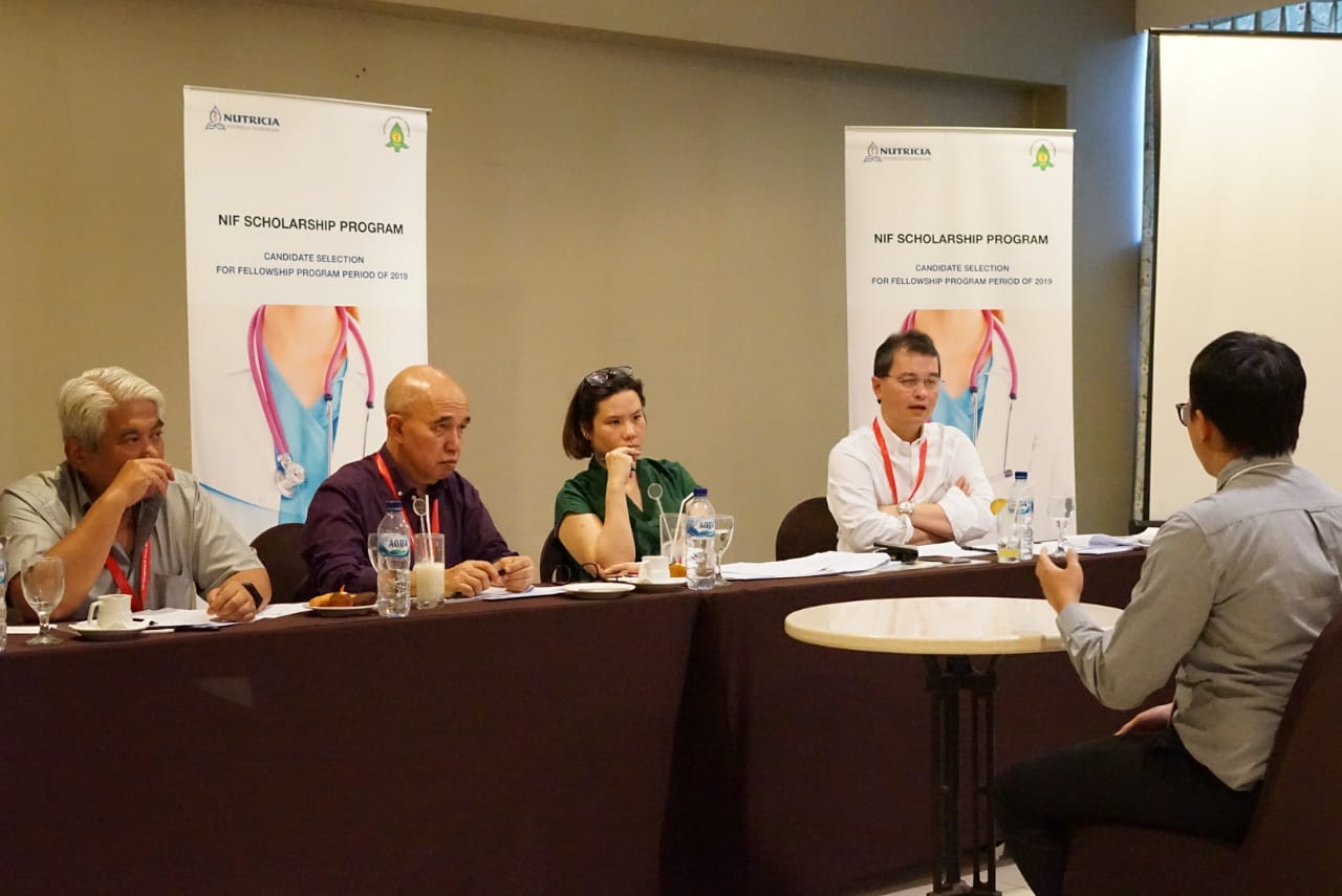 Dewan PENGURUS dan Co-founder NIF sedang melakukan wawancara dan berdiskusi dalam rangka menentukan dokter anak calon penerima beasiswa