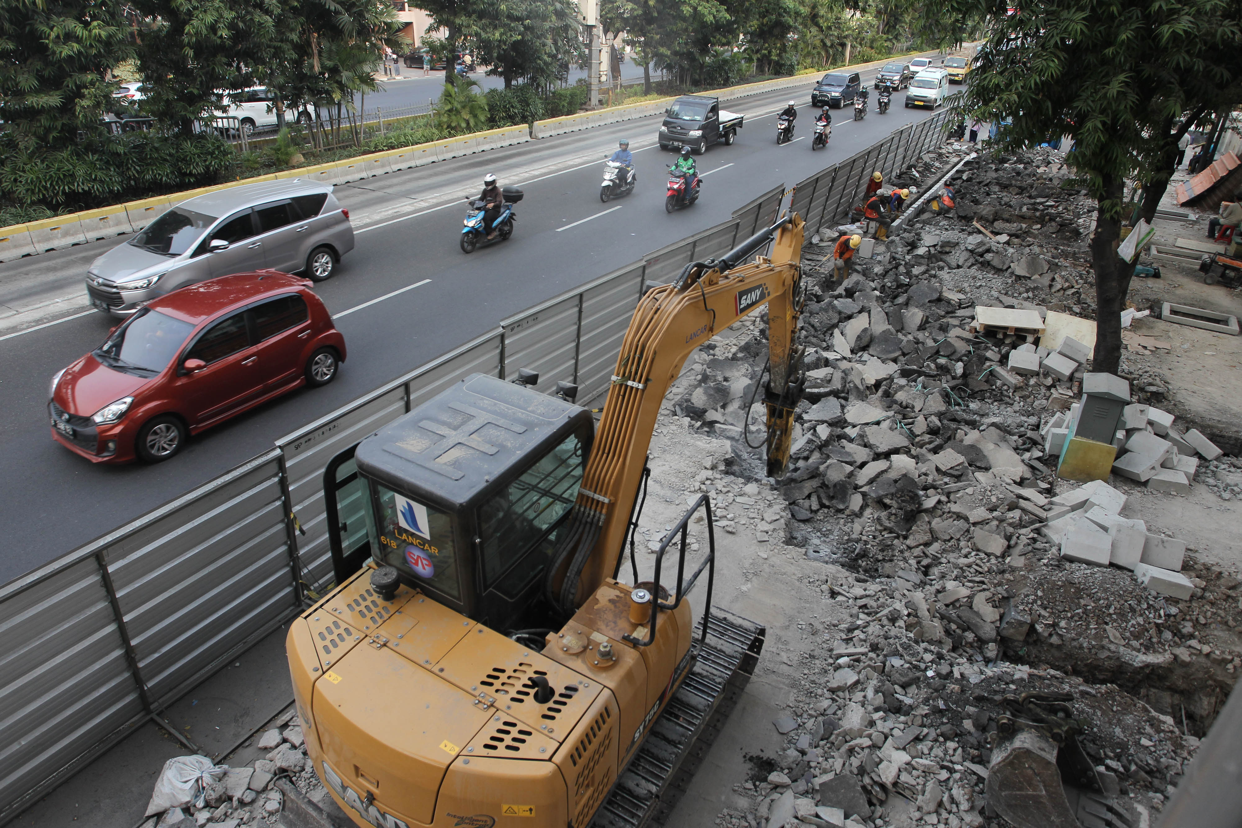 Pekerja menyelesaikan proyek revitalisasi trotoar di Jalan Salemba, Jakarta Pusat