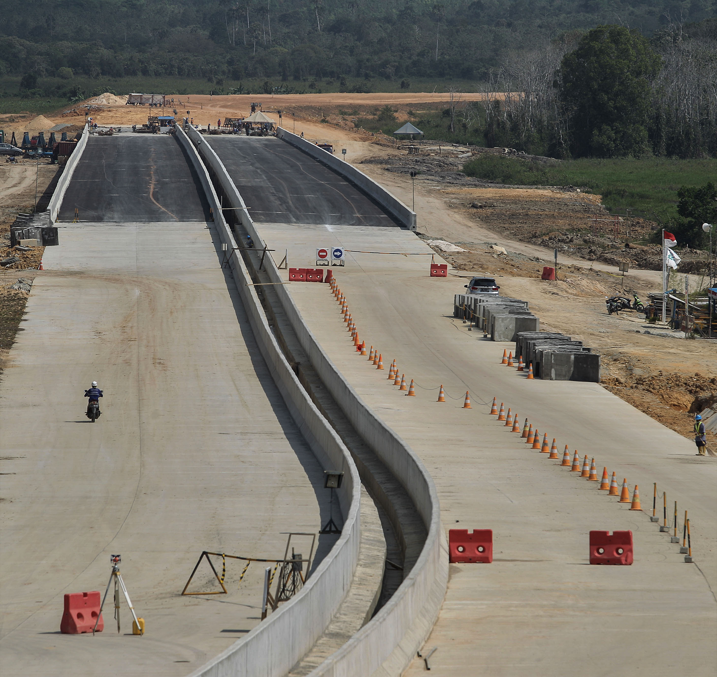 Proyek pembangunan jalan Tol Balikpapan-Samarinda yang melintasi wilayah Samboja di Kutai Kartanegara, Kalimantan Timur, Jumat (28/8)