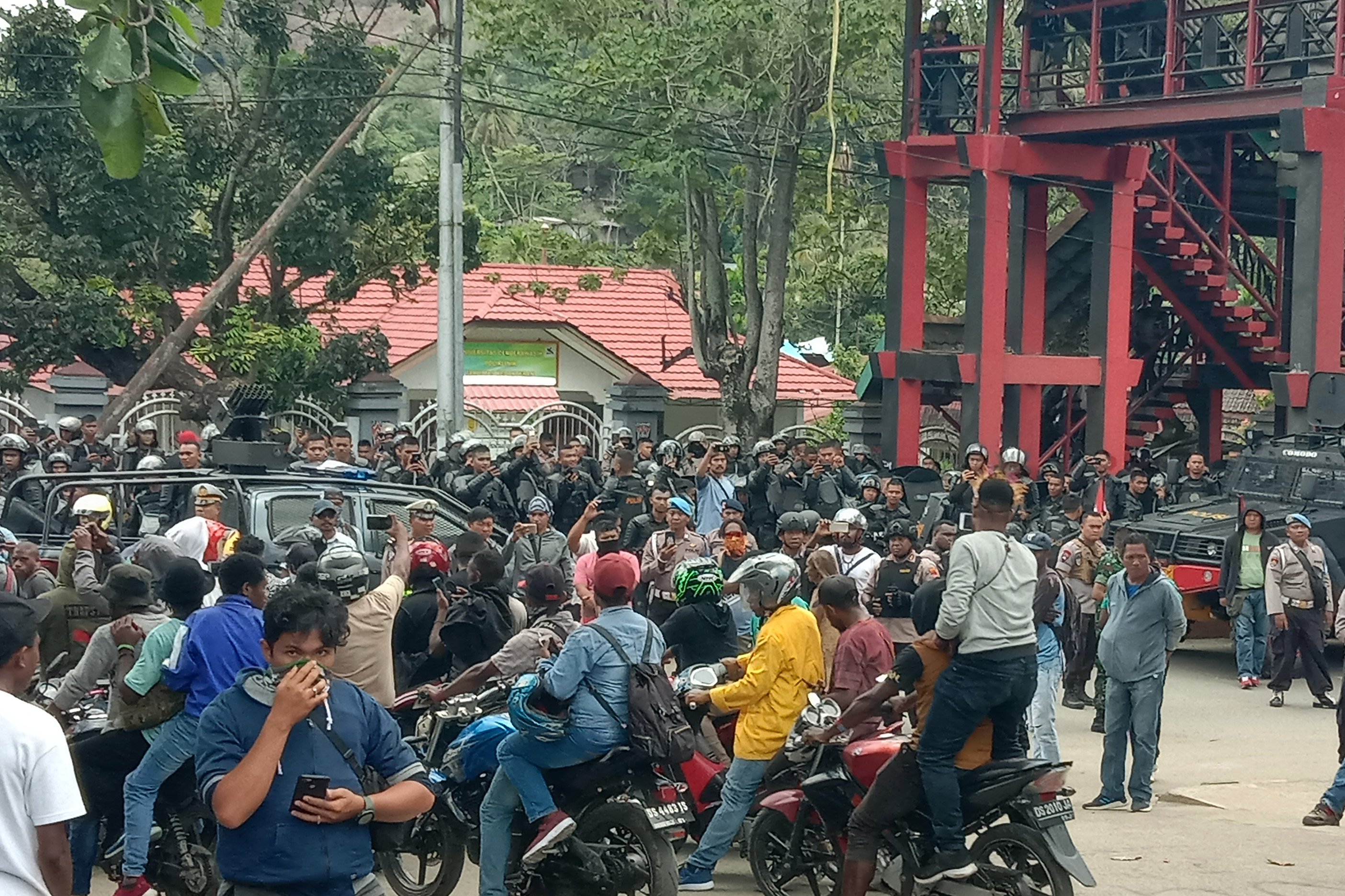 : Pengunjuk rasa melakukan aksi di depan Kampus Universitas Cenderawasih, Abepura, Jayapura, Papua, Senin (23/9).