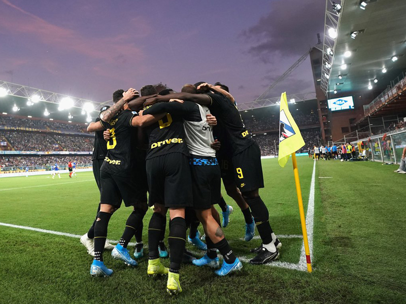 Selebrasi para pemain Inter Milan usai mencetak gol ke gawang Sampdoria dalam laga lanjutan Serie A.