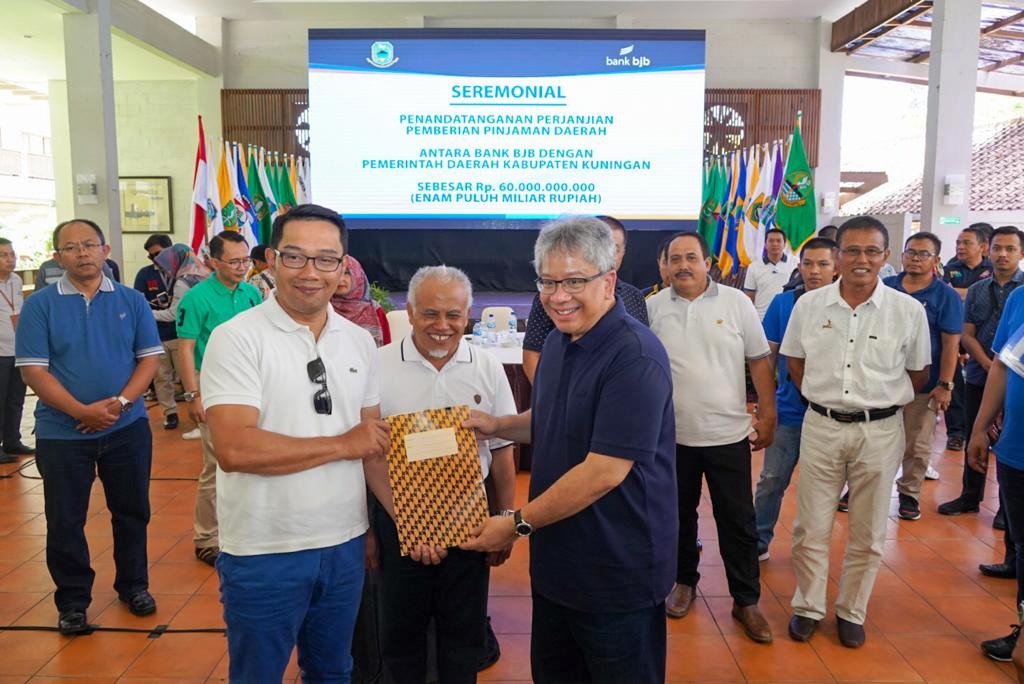 Dirut bank bjb Yuddy Renaldi setelah menandatangani perjanjian pemberian pinjaman kepada Pemkab Kuningan disaksikan Gub Jabar Ridwan Kamil.