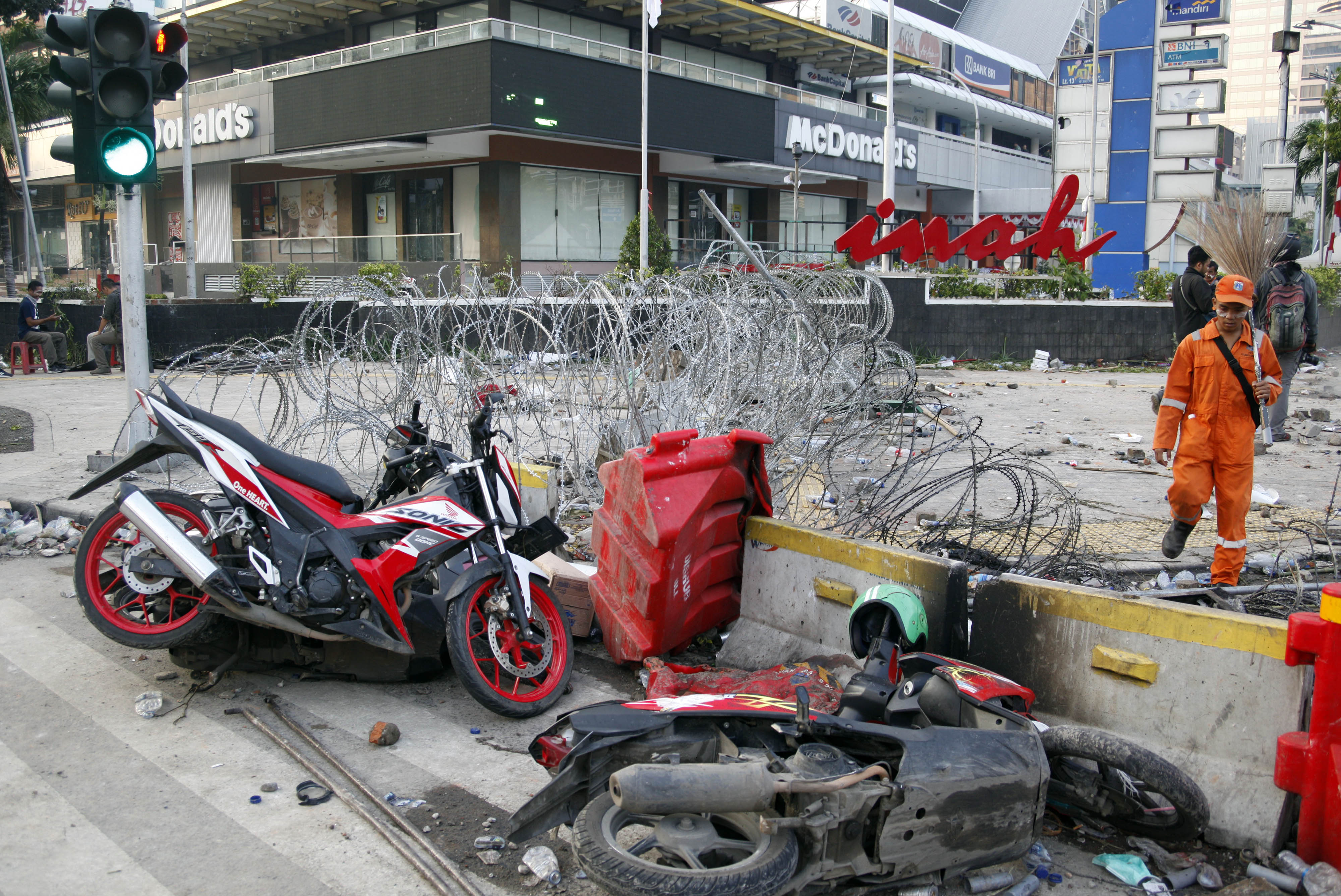 Kendaraan rusak akuibat kerusuhan Mei di Jalan MH Thamrin