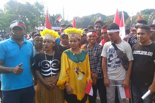 Aksi tarian Papua depan Istana Negara.