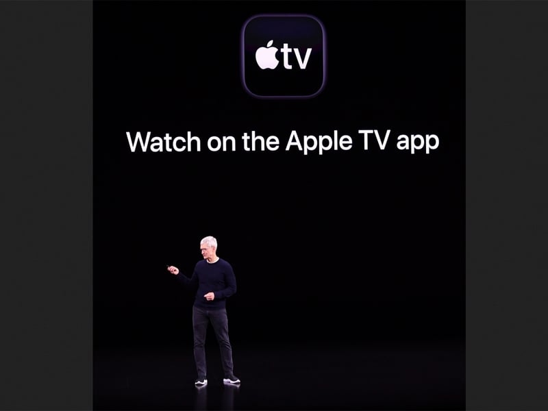 CEO Apple Tim Cook berbicara dalam peluncuran produk Apple di Cupertino, California.