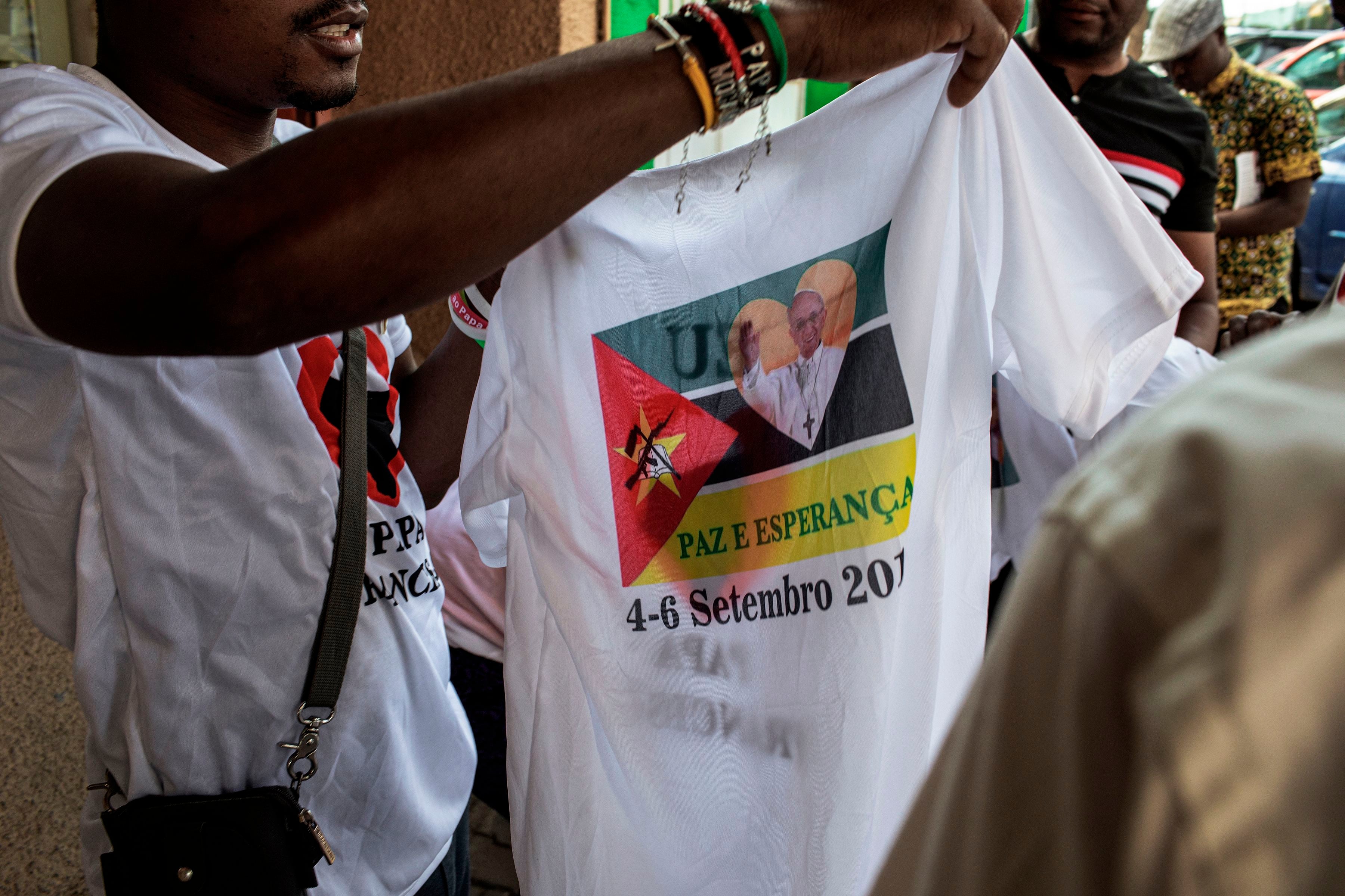 Seorang warga menjual kaos bergambar Paus Fransiskus menjelang kedatangan pemimpin umat Katolik sedunia itu ke Mozambik.