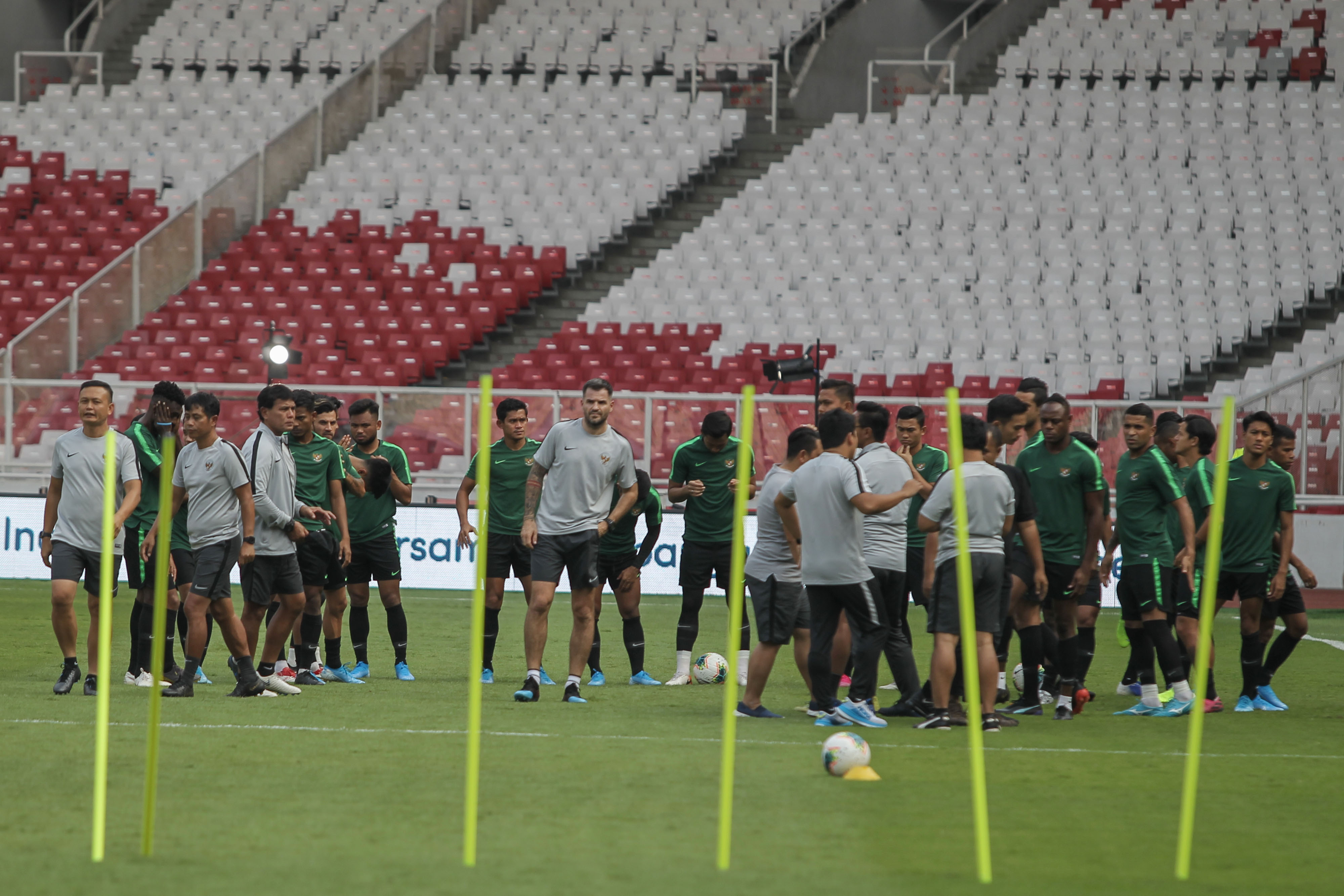 Pelatih timnas Indonesia Simon McMenemy (tengah) memimpin sesi latihan di Stadion Utama Gelora Bung Karno, Senayan, Jakarta, Senin (9/9).