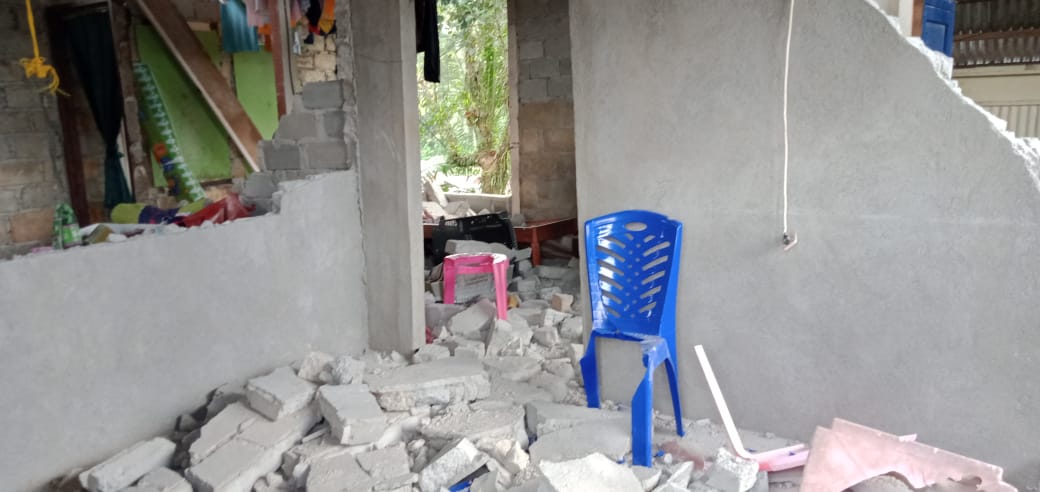 Sebuah rumah warga di Kota Ambon hancur setelah diguncang gempa berkekuatan 6,8 SR, Kamis (26/9). 