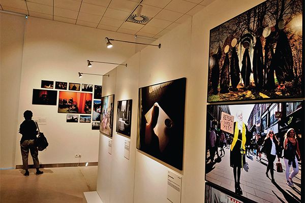 Pengunjung menyaksikan karya-karya foto jurnalistik terbaik di dunia yang ditampilkan dalam pameran World Press Photo 2019 di Erasmus Huis 