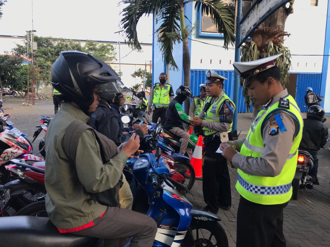  Sejumlah personel Kepolisian Resort (Polres) Malang, Jawa Timur, menggelar Operasi Patuh Semeru 2019, Senin (9/9).