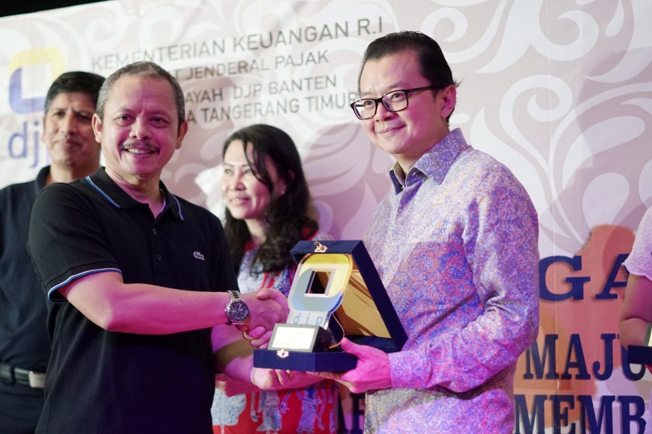 Presiden Direktur Triniti Dinamik Samuel S. Huang menerima penghargaan Wajib Pajak terbaik 2019