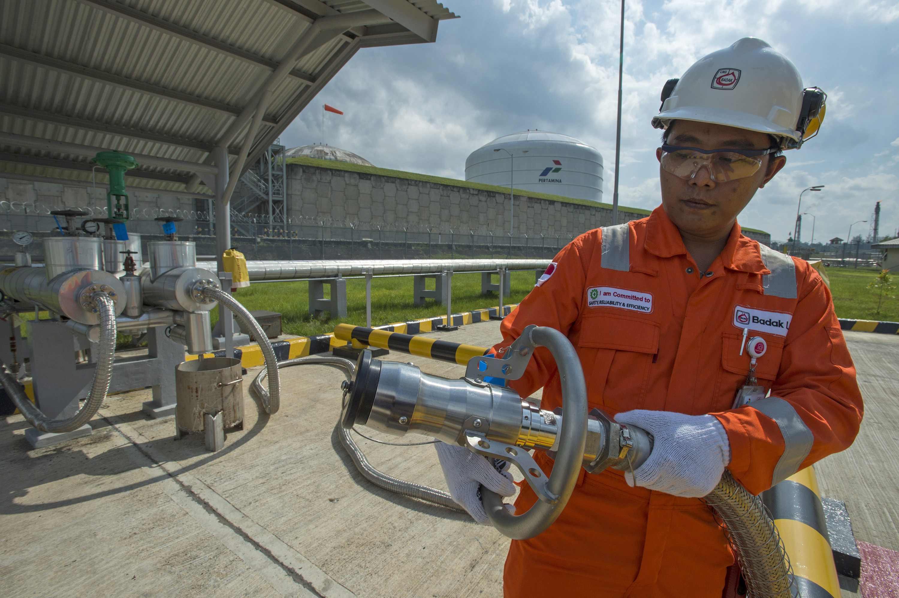 Pekerja memeriksa selang pengisian Liquefied Natural Gas (LNG).