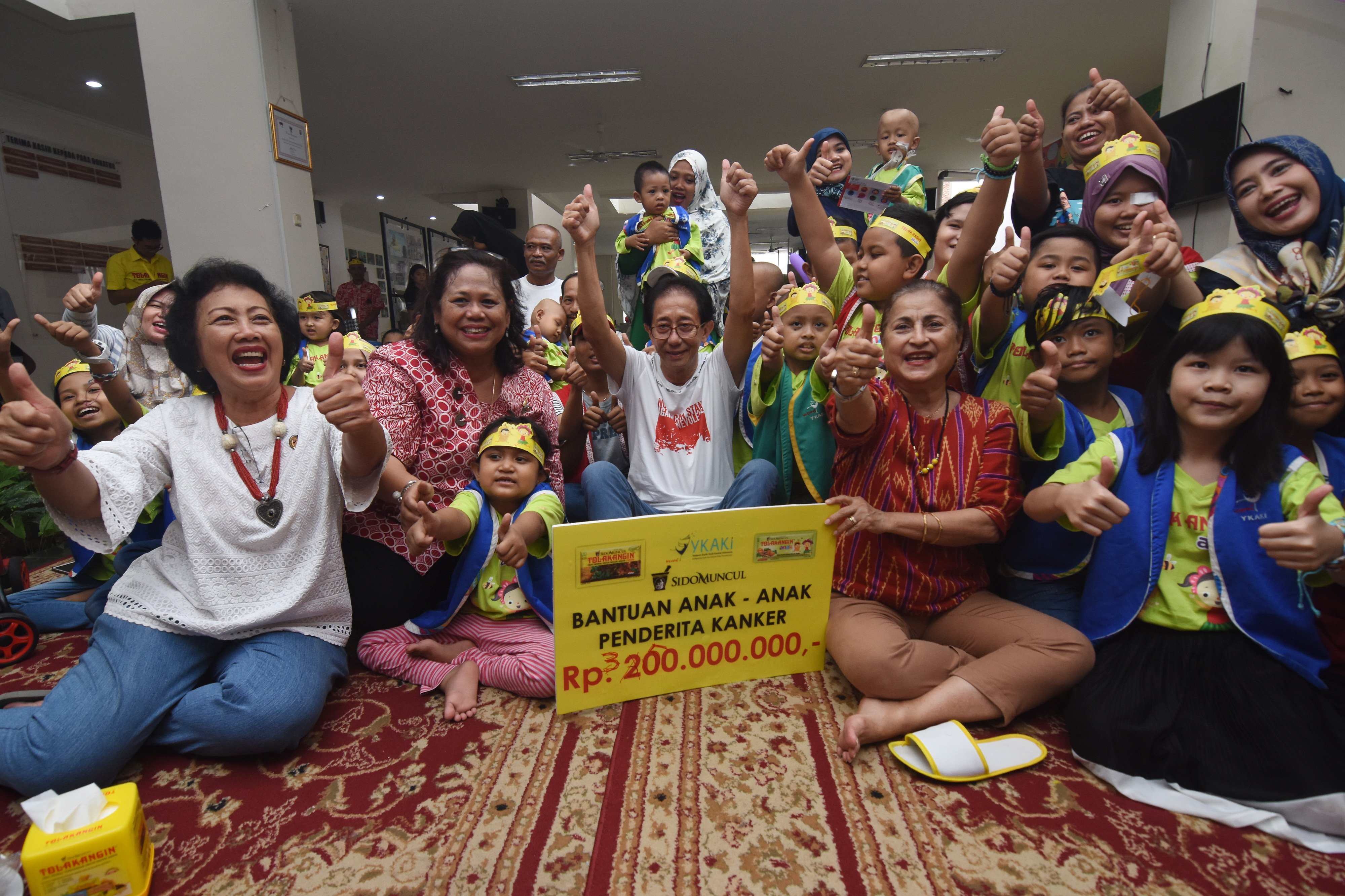 Direktur Sido Muncul Irwan Hidayat (tengah)  berfoto bersama anak-anak penderita kanker.
