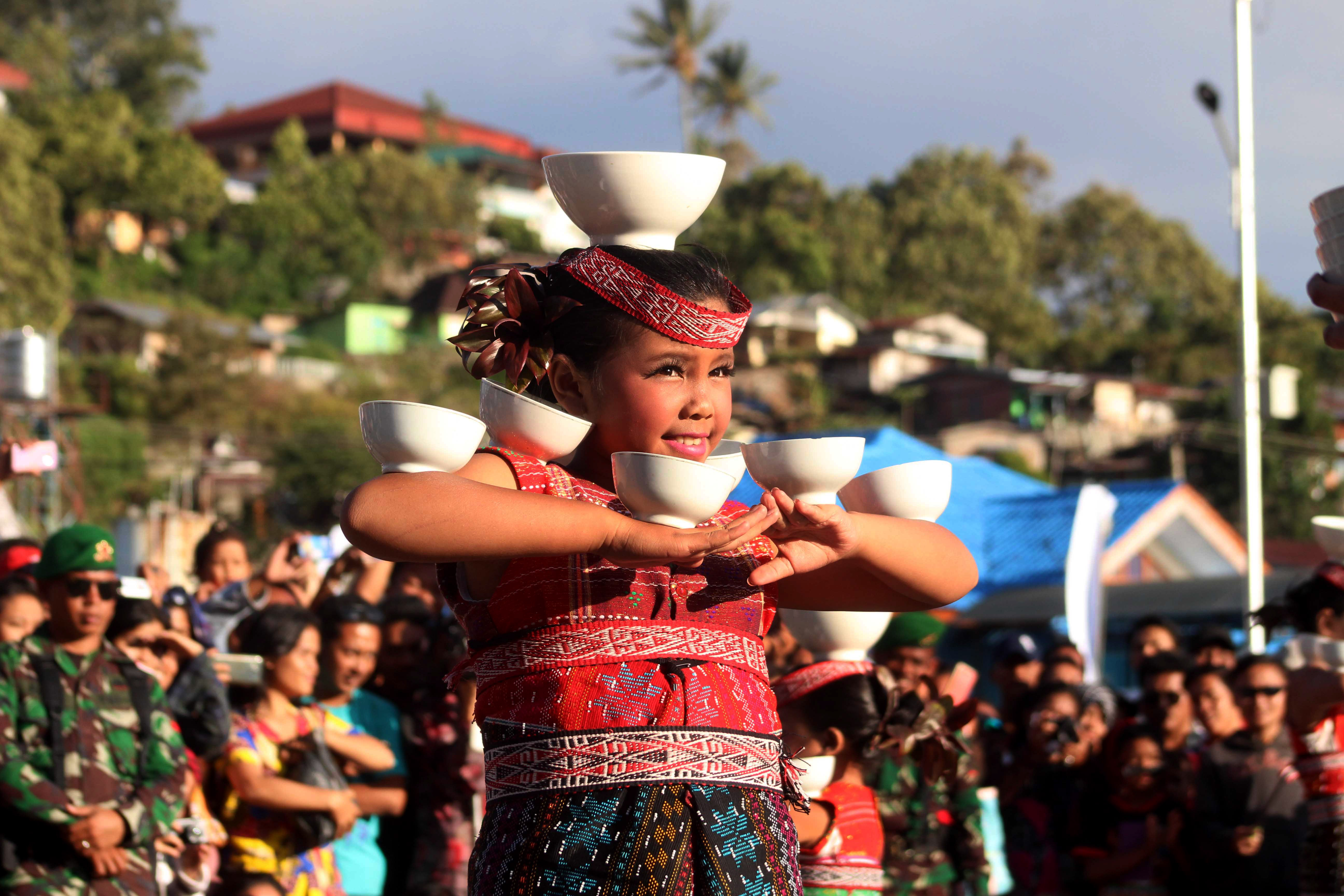  Seorang anak menari Tor-tor Sipitu Cawan saat pembukaan Karnaval Kemerdekaan Pesona Danau Toba di Parapat, Simalungun