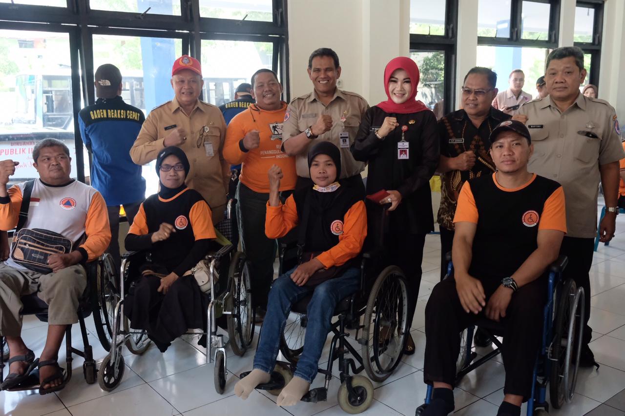 Bupati Sri Mulyani berfoto bersama para relawan kaum disabilitas di shelter pengungsian Kebondalem Lor, Prambanan, Klaten