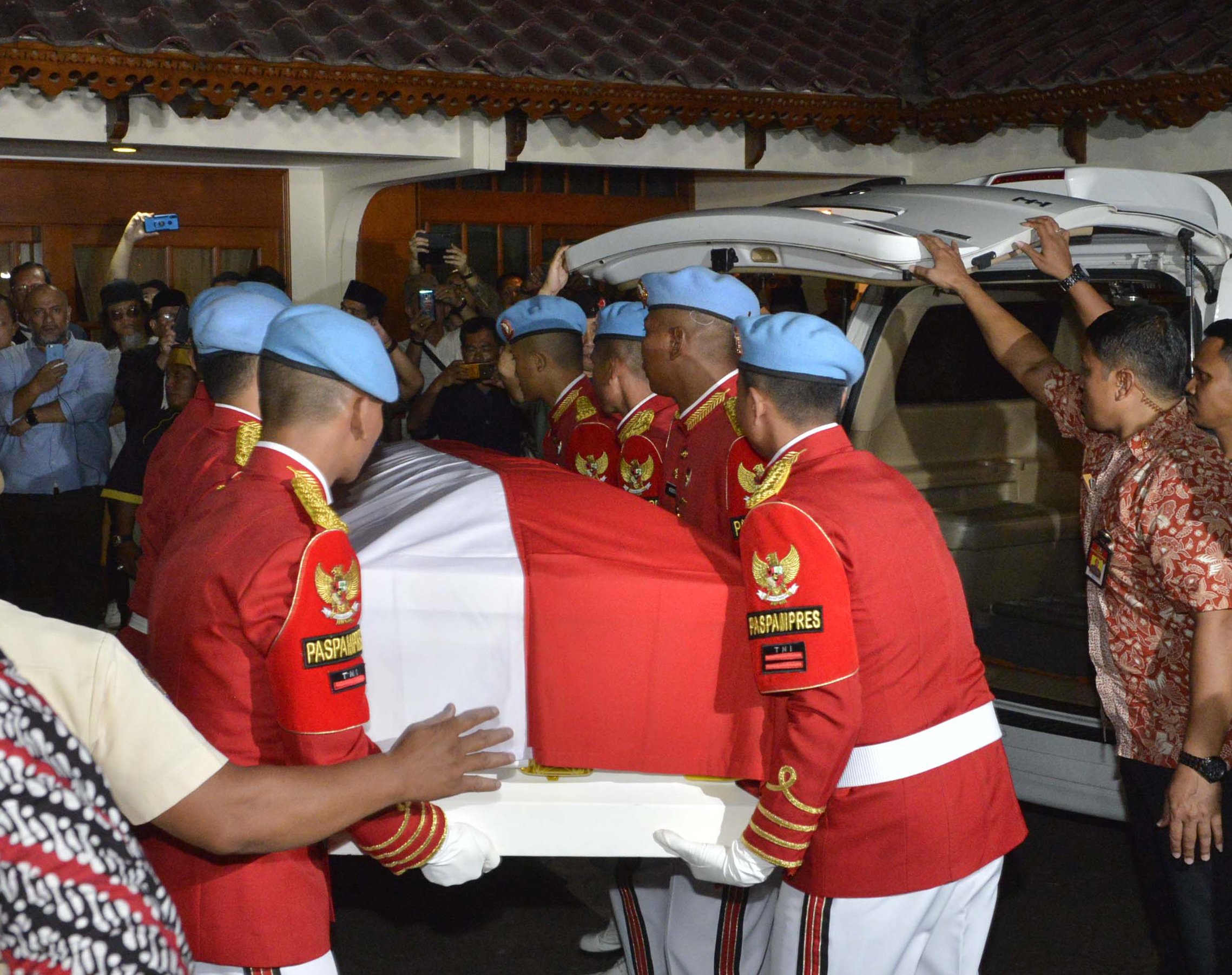 Pasukan Pengusung Jenazah mengeluarjan peti Jenazah Presiden ke-3 BJ Habibie saat tiba dirumah duka di Perumahan Patra, Kuningan