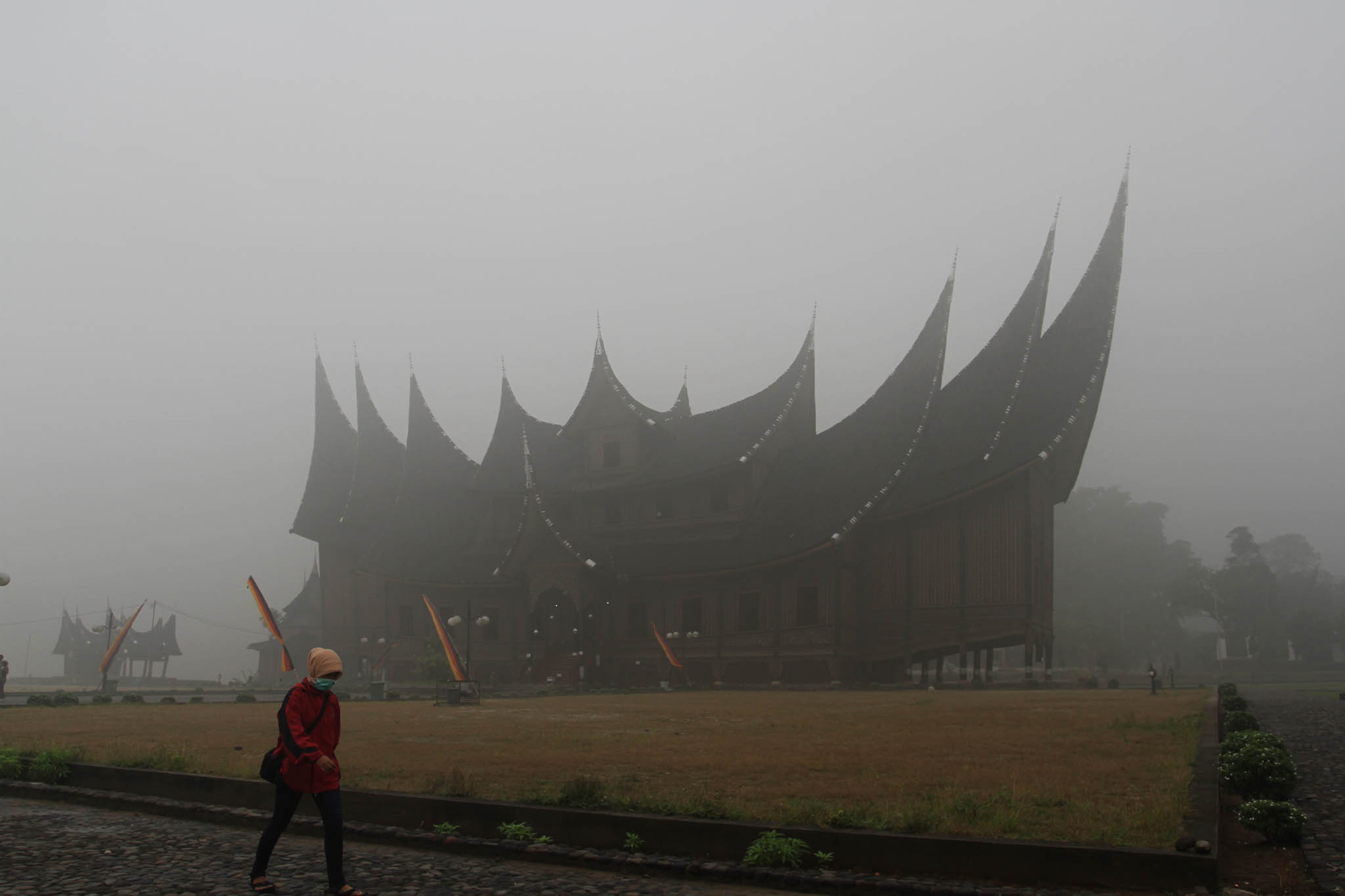 Kabut asap menyelimuti Kabupaten Tanah Datar, Sumatra Utara dan menyebabkan kunjungan wisatawan menurun. 