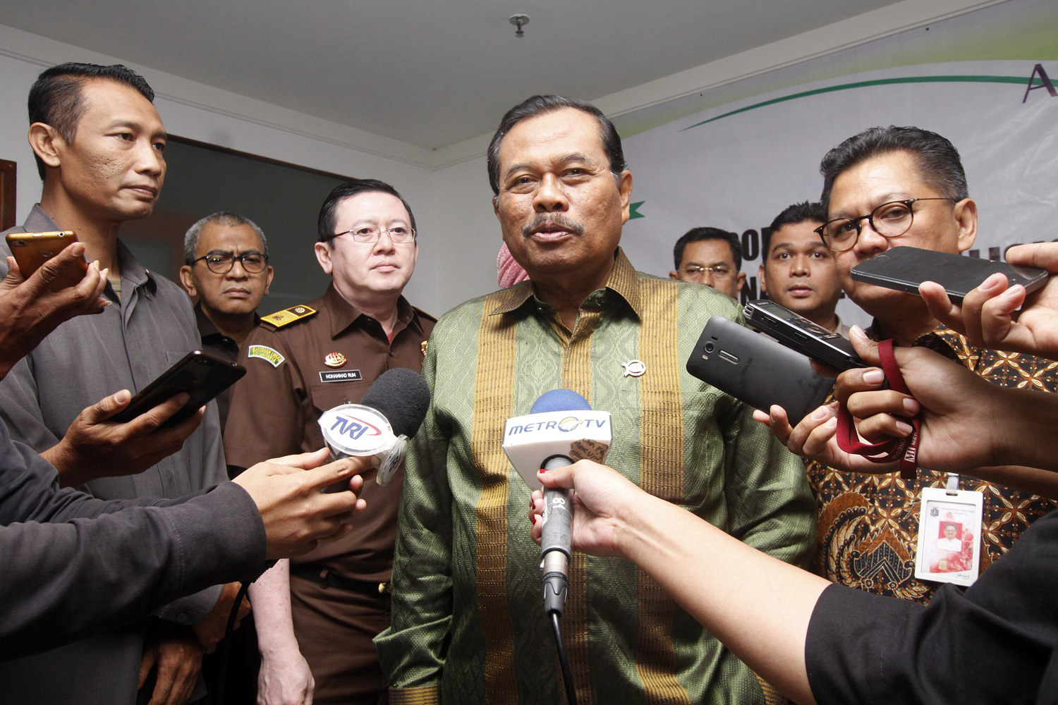  Jaksa Agung HM Prasetyo (tengah).