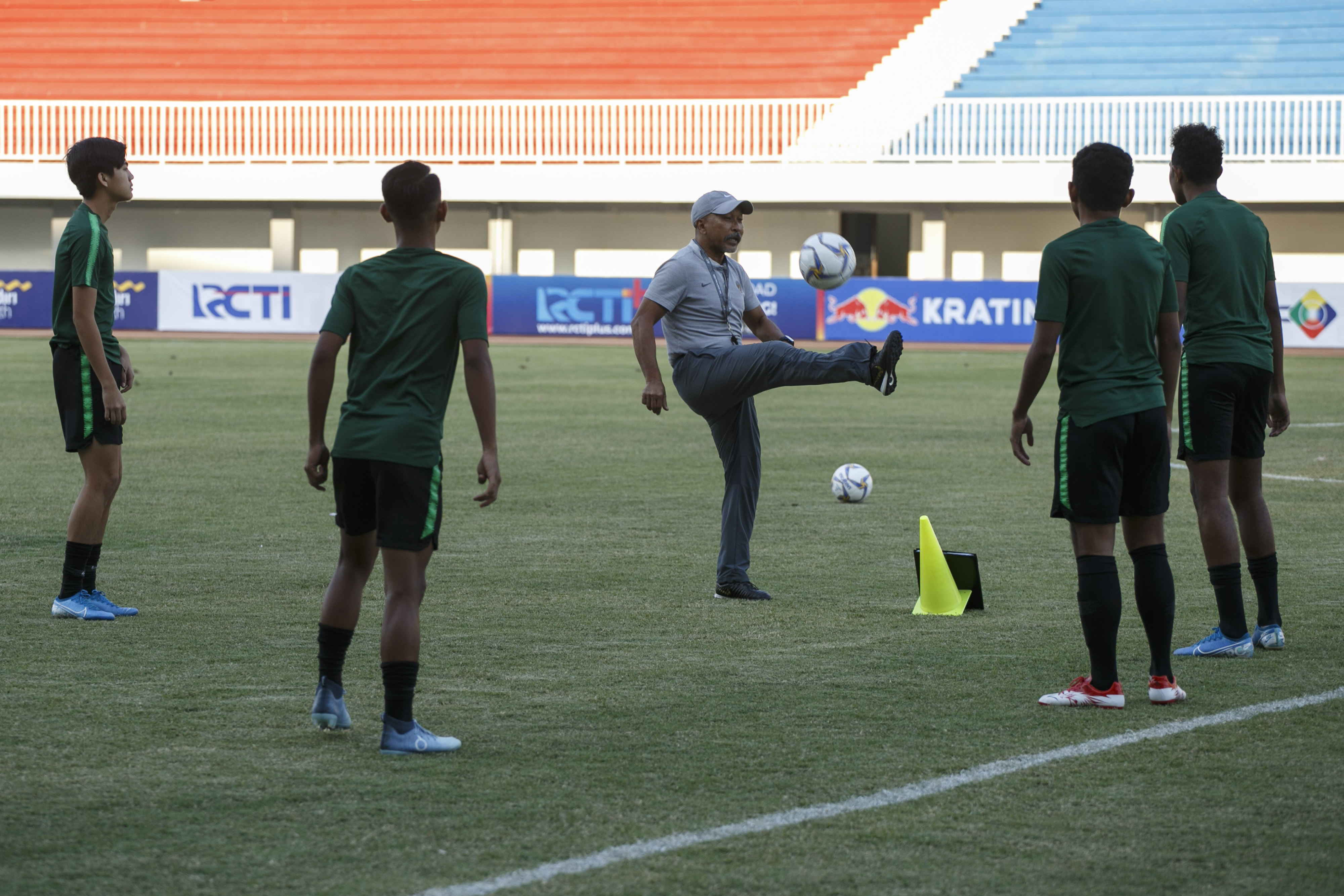 Pelatih Timnas Indonesia U-19 Fakhri Husaini (tengah) menendang bola saat latihan di Stadion Mandala Krida, DI Yogyakarta. 