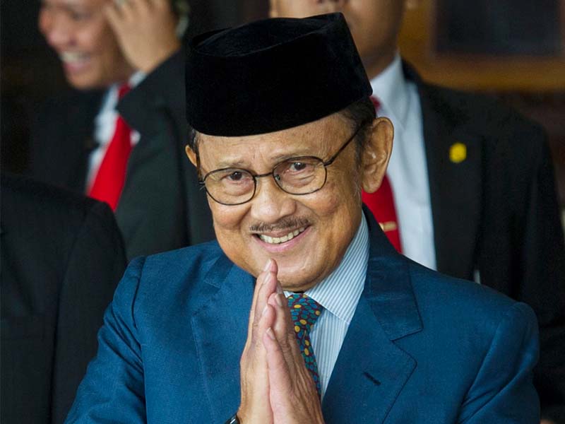 Presiden ketiga RI, BJ Habibie, menyapa wartawan saat menghadiri Sidang Bersama DPR dan DPD RI dalam rangka HUT Kemerdekaan ke-69 RI.