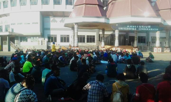 Ratusan orang memadati halaman Auditorium kampus Universitas Cendrawasih Papua. 