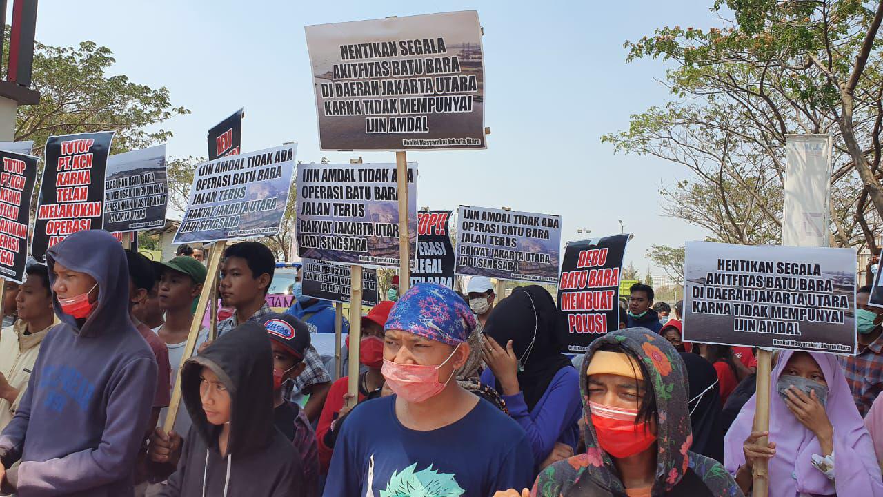 Koalisi Masyarakat Jakarta Utara melakukan aksi demonstrasi di pelabuhan Marunda Jakarta Utara, Sabtu (31/8). 