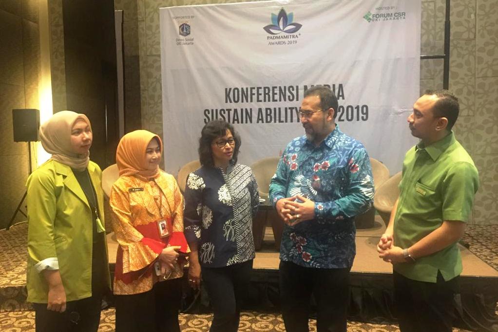 (Ka-Ki): Mahir Bayasut (Ketua Forum CSR DKI), Irmansyah (Kadis Sosial DKI), Maria NR (Juri), Susy D H (Kabid Dinsos DKI), dan Mery Y (Juri)