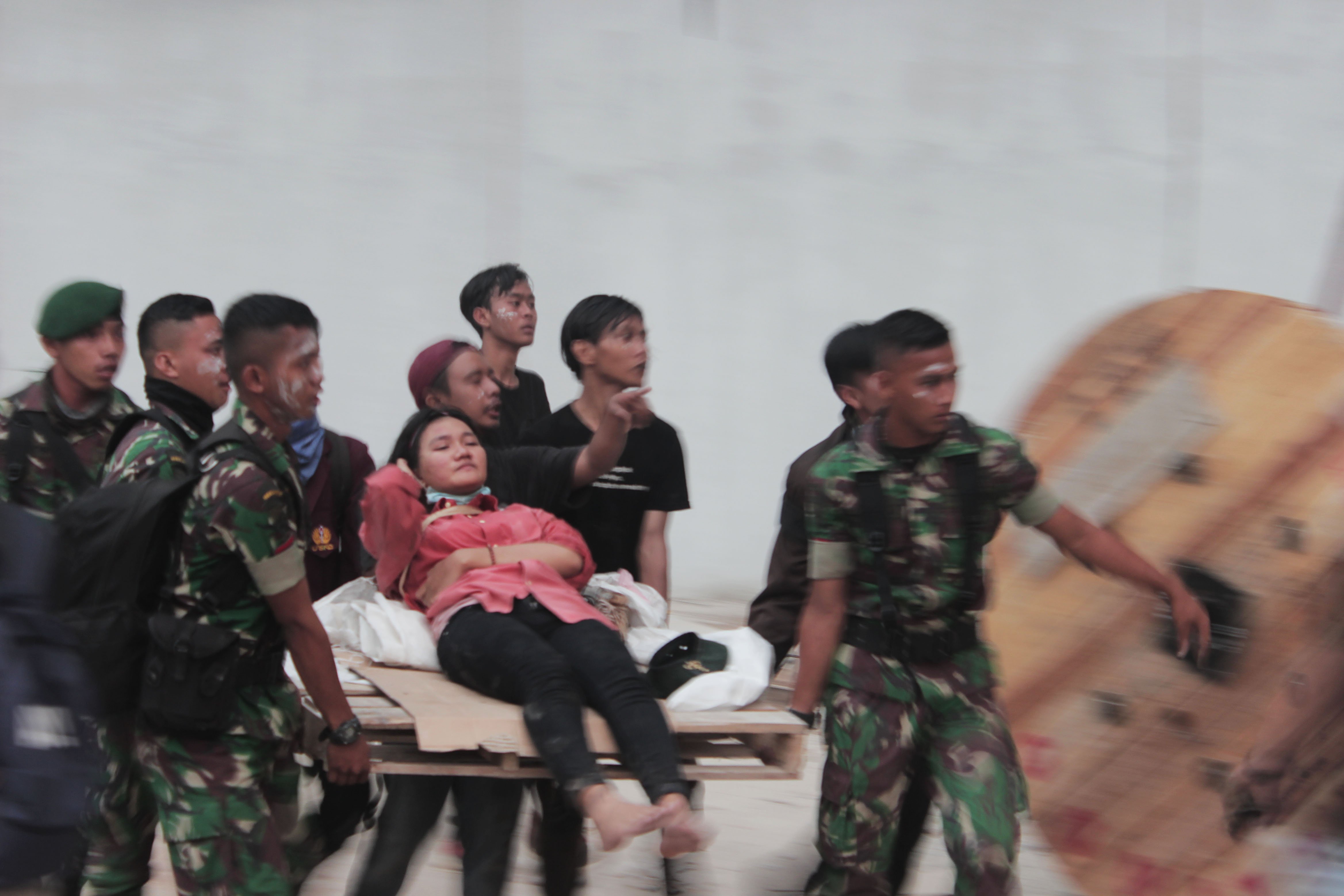 Massa dievakuasi TNI di Gedung setengah jadi samping gedung DPR/MPR RI, Jakarta Pusat, hari ini.