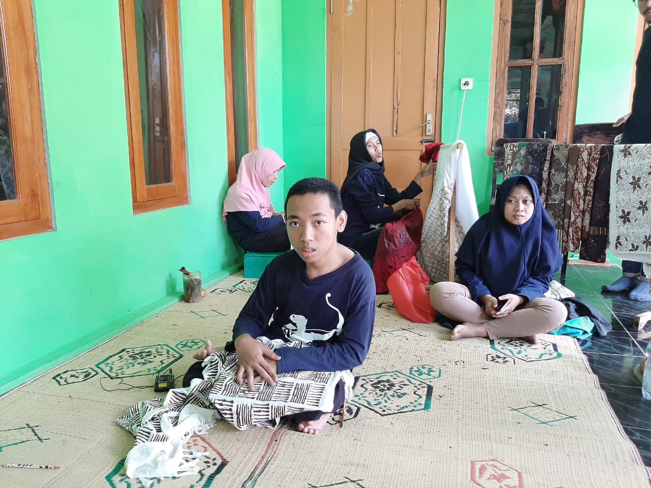 Wawan (depan), bersama pembatik Sriekandi Patra, Tari, Sri, dan Ifa,  saat ikut workshop di Desa Tawangsari, Kabupaten Boyolali.